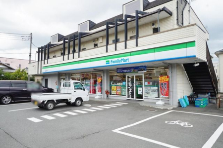 ���ӊ� �t�@�~���[�}�[�g/�쑫���܂܂����X �k��9���B 670m